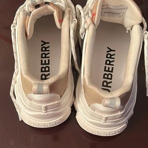 White Burberry women sneakers